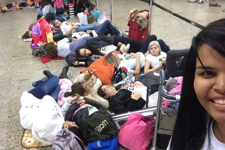 Fans-de-Lucero-Se-Quedan-A-Acampar-en-Aeropuerto-De-Brasil--2