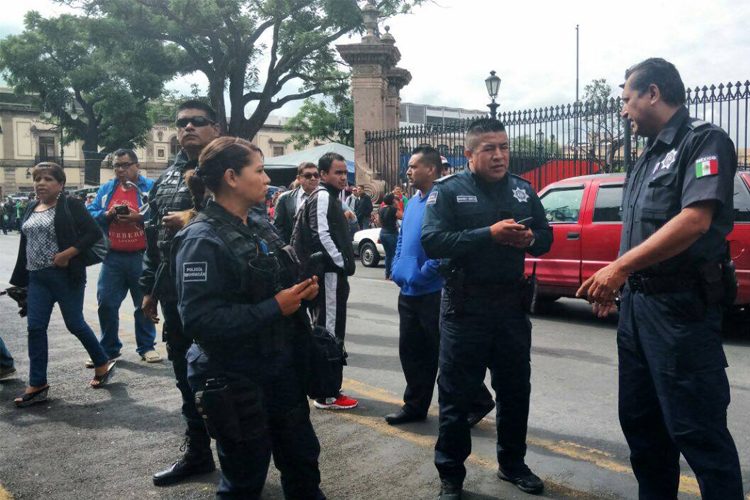 Granaderos-Y-Ex-Policías,-A-Punto-De-Enfrentarse-2