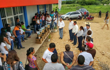 Juan Bernardo Corona Entrega Apoyos Para La Educación En San Lucas Y Huetamo