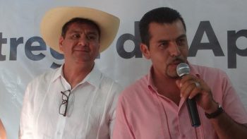 Juan Bernardo Corona entrega paquetes de pollos para impulsar el sector productivo-1