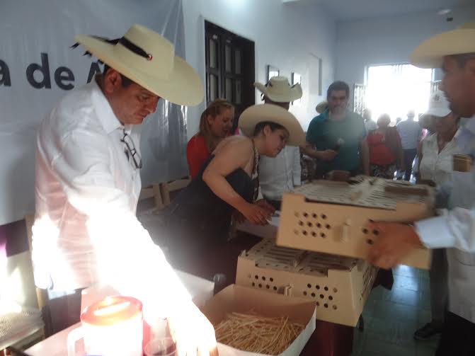 Juan Bernardo Corona entrega paquetes de pollos para impulsar el sector productivo-2