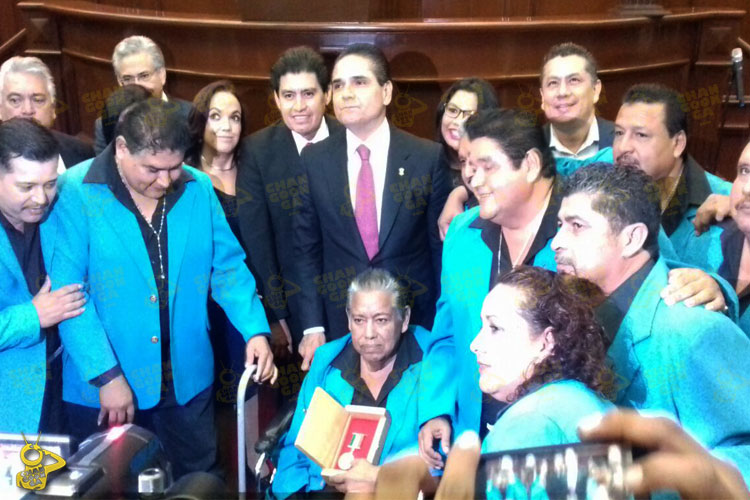 Los-Hermanos-Jiménez-y-su-Arpa-condecoración-Congreso-Michoacan-Silvano-Aureoles