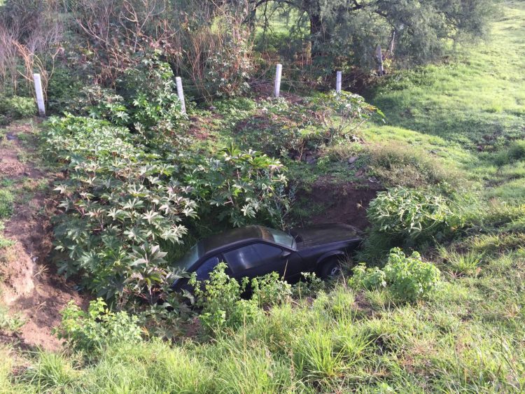 MORELIA Vuelca auto cerca de Atapaneo, solamente hay daños materiales (2)