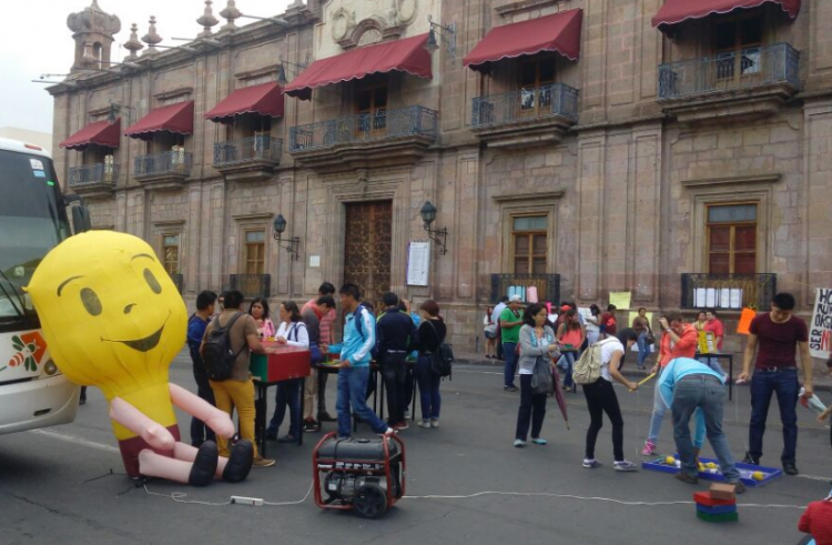 Morelia Normalistas Se Manifiestan Frente A Palacio Con Talleres Educativos