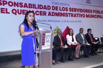 STAFF/@michangoonga Con el objetivo de fortalecer las herramientas legales para transparentar el ejercicio y la rendición de cuentas en la función pública, la comisión de Jurisdiccional que preside la diputada Mary Carmen Bernal, e integran Mario Armando Mendoza y Daniel Moncada, realizó el Foro Estatal “La Responsabilidad de los Servidores Públicos en el Quehacer Administrativo Municipal. El evento contó con la participación de Adrián López Solís, titular de la Secretaría de Gobierno; el diputado Raymundo Arreola Ortega, Presidente del Poder Legislativo; la diputada Yarabí Ávila presidenta de la Comisión Inspectora de la Auditoria Superior de Michoacán en el Congreso del Estado. Así como Silvia Estrada, titular de la Secretaría de la Contraloría; Carlos Paredes, Vocal Ejecutivo del Cedemun; José Luis López Salgado, auditor superior de Michoacán; Ulises Merino García, Presidente del Instituto Michoacano de Transparencia, Acceso a la Información y Protección de Datos Personales; Juan Carlos Arreygue Núñez, Presidente Municipal de Álvaro Obregón en representación de los ayuntamientos del estado. Asimismo, asistieron los diputados Wilfrido Lázaro Medina, Risa María de la Torre, José Guadalupe Aguilera, Jeovana Alcántar Baca y Ernesto Núñez. En este contexto, la diputada Mary Carmen Bernal señaló que la comisión de Jurisdiccional trabaja de manera estrecha con la Ley de Responsabilidades de los Servidores Públicos del Estado; por ello, este tipo de eventos abonan a retomar aspectos que modifiquen las leyes en la materia, a fin de que sea integral. Es importante que tanto los funcionarios como servidores públicos conozcan los instrumentos que pueden utilizar para tener un mejor desempeño y rendir cuentas de los recursos públicos a la sociedad. Por su parte, la diputada Yarabí Ávila manifestó que la consolidación de un estado sólo puede lograrse al transparentar la conducta y quehacer de su gobierno, además de que este haga alianzas con la ciudadanía, que la escuche y tenga disponibilidad para trabajar con ética y moral. Reprochó que actualmente todos los gobiernos de todos los niveles estén señalados por una profunda corrupción, la cual sólo se puede evitar por medio de la capacitación, profesionalización y formación de los involucrados en la administración pública; fortaleciendo los sistemas de control interno y la administración de riesgos para prevenir y desalentar la corrupción. La función pública no es un negoció, se debe realizar con pulcritud, expuso. Finalmente, el diputado Raymundo Arreola Ortega precisó que el foro abre el camino para los trabajos de armonización de las leyes en la materia en Michoacán para la implementación del Sistema Nacional Anticorrupción. Asimismo subrayó es importante que así como los servidores públicos tienen que someterse a los controles del gasto público establecidos en la Constitución, los particulares que hacen negocio con los ayuntamientos con los estado y con la federación deban ser obligados a trasparentar y rendir cuentas sobre su vinculación con los manejos de los recursos públicos.