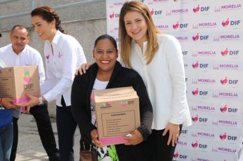 Paola-Delgadillo-de-Martinez-entrega-recursos-DIF