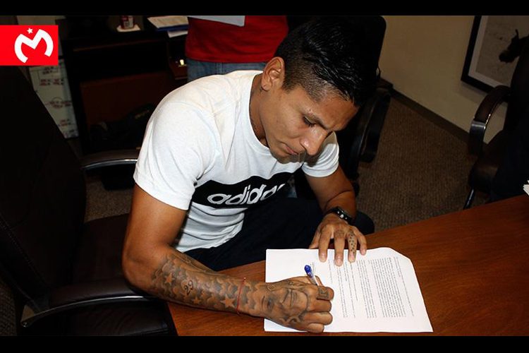 !-Raúl-Ruidíaz-Firma-Contrato-Y-Ya-Es-Rojiamarillo-2