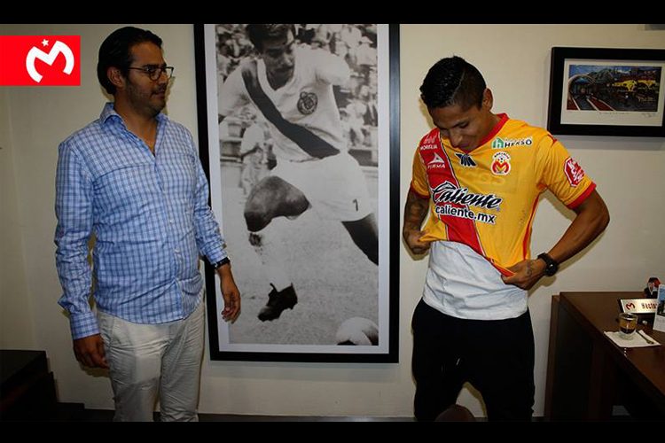 !-Raúl-Ruidíaz-Firma-Contrato-Y-Ya-Es-Rojiamarillo-3