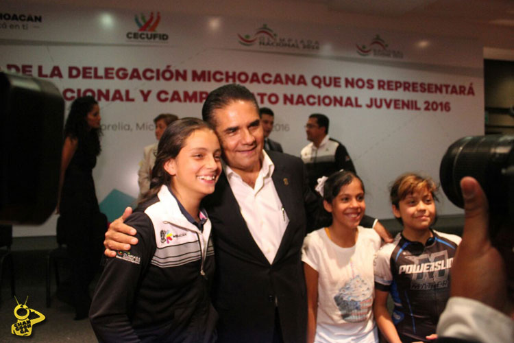 Silvano-Aureoles-foto-con-niños