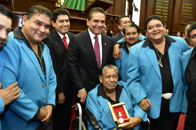 Silvano-Aureoles-y-Raymundo-Arreola-Congreso-Michoacan-presea-Hermanos-Jimenez-y-su-Arpa