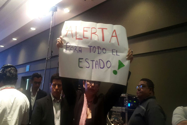 activista-protesta-alerta-de-genero-Silvano-Aureoles-Michoacan-2