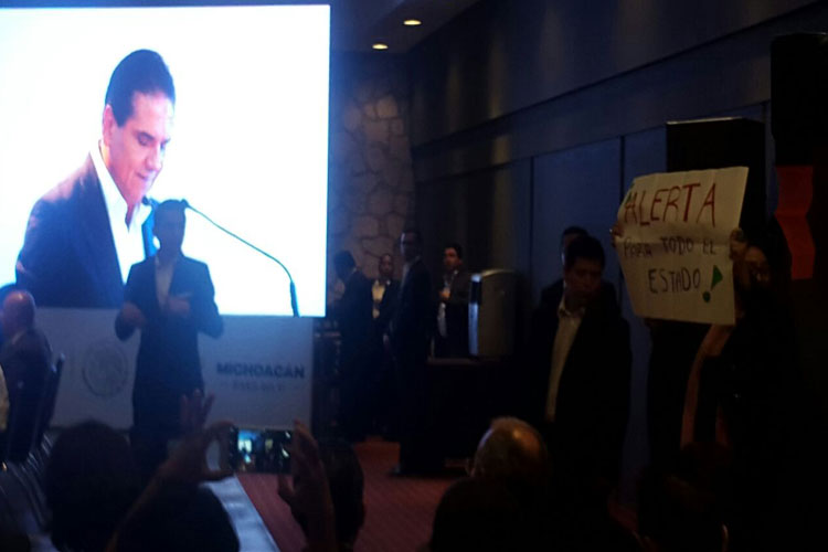 activista-protesta-alerta-de-genero-Silvano-Aureoles-Michoacan
