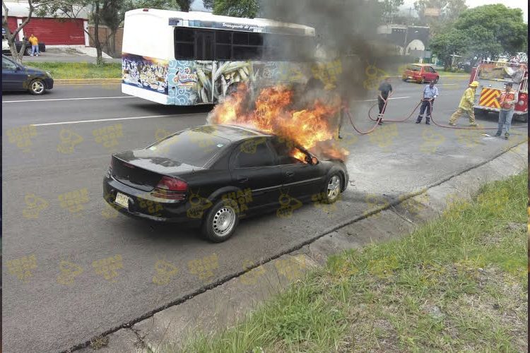auto-se-quema-en-salida-a-salamanca