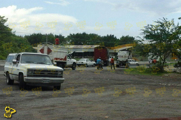 bloqueo-Cuatro-Caminos-Apatzingan-carretera-3