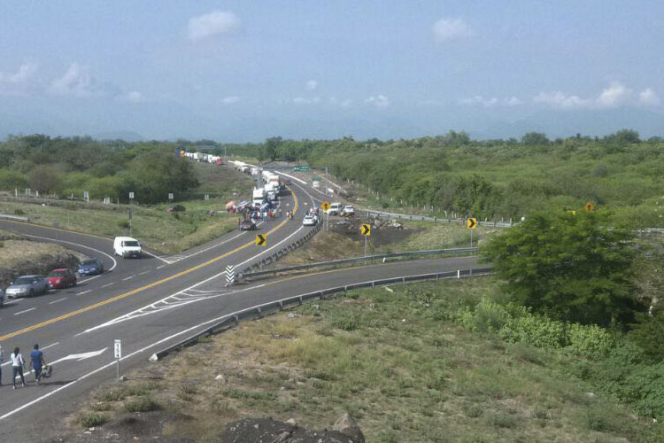 bloqueo-carretera-CNTE-Michoacan