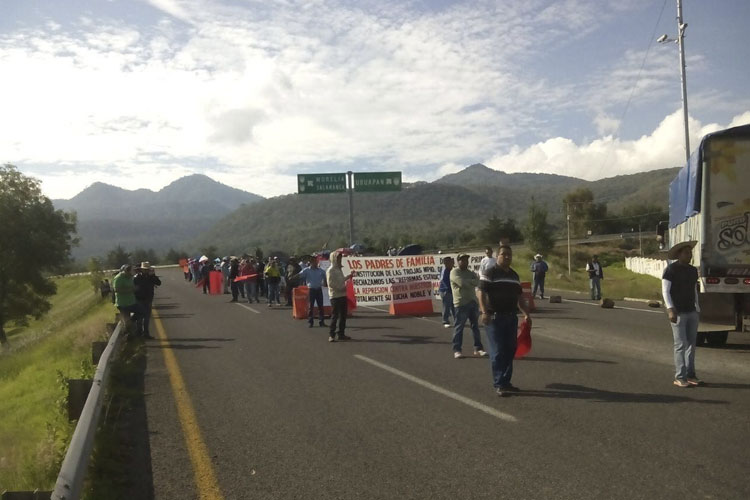 bloqueo-carretera-CNTE-Uruapan-Morelia-2