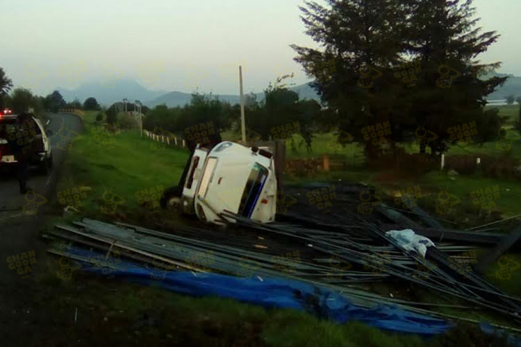 camion varilla vuelca