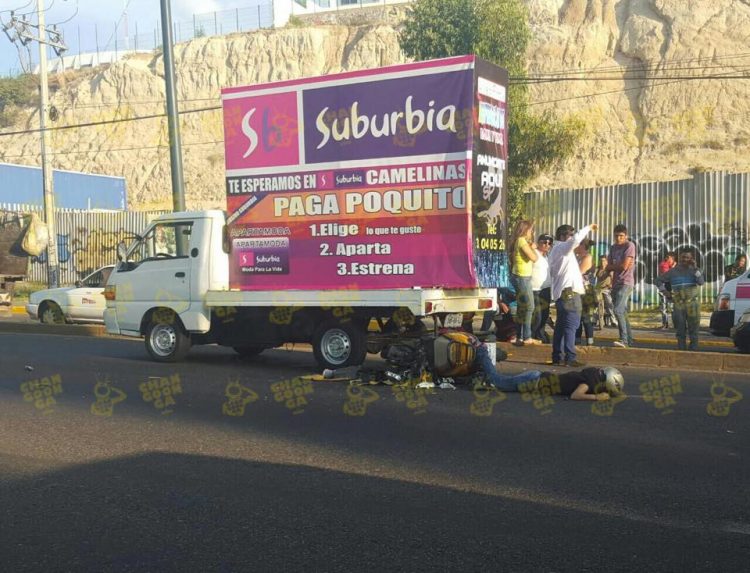 chava fachelle con auto de publicidad