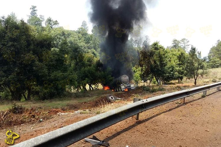 choque-de-pipa-y-vehículo-en-autopista-Siglo-XXI-2