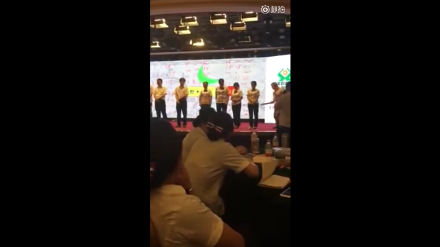 gerente golpea a empleados de banco en China