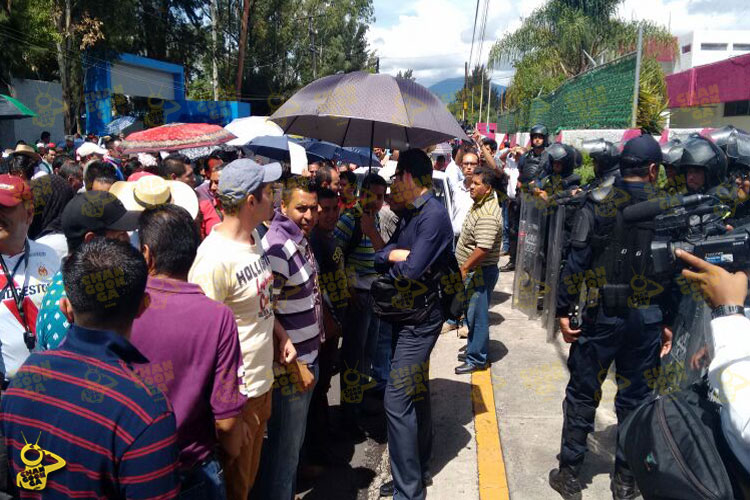 granaderos-y-CNTE-en-la-SEE-Morelia