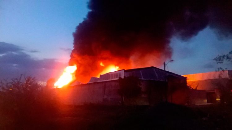 incendio-en-una-bodega-de-plasticos-en-morelia