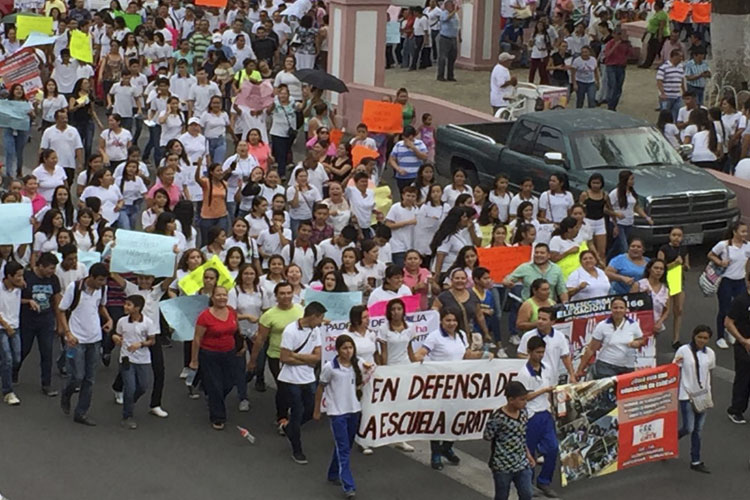oblica-CNTE-a-marchar-a-estudiantes-Apatzingan-5