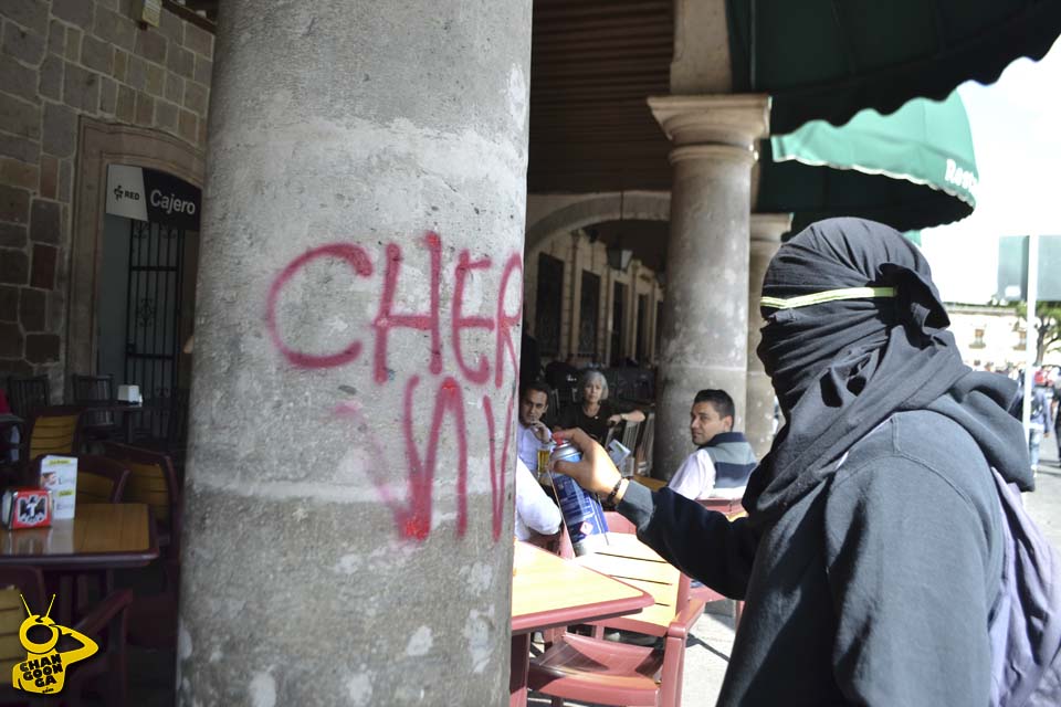 pintas-normalistas-grafitean-cantera-centro-Morelia