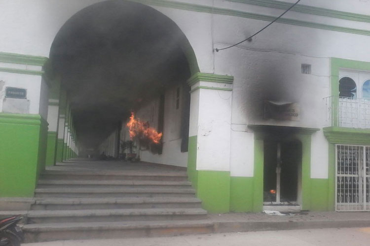 quema-de-presidencia-Nochixtlan-Oaxaca