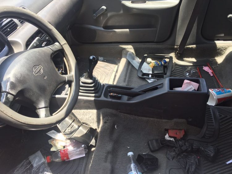 sentra rojo abandonado en Morelia 2