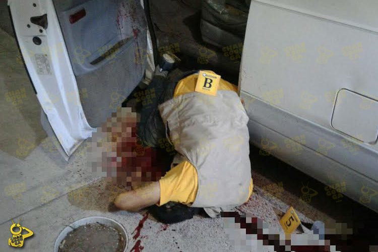 STAFF/@michangoonga Dos hermanos muertos a balazos fueron encontrados a un lado de una camioneta, en cuyo alrededor había varios casquillos percutidos de arma corta, según lo dado a conocer por fuentes policiales. El doble homicidio ocurrió durante la madrugada de este martes, en la calle Constitución 17, en la colonia centro de esta población de Tanhuato. Las víctimas fueron halladas por los vecinos de la zona, estaban junto a una GMC Safari, con placas de circulación PPP-2118, de esta entidad federativa. Al sitio llegaron los oficiales de la Policía Michoacán para dar vigilancia perimetral, mientras que los especialistas de la Procuraduría General de Justicia realizaron la recolección de indicios y de testimonios. En el área fueron embalados siete casquillos percutidos calibre .9 milímetros, revelaron los expertos. Posteriormente, los difuntos fueron subidos a una ambulancia de uso forense que los llevó hasta la morgue local. Más tarde fueron reconocidos por sus seres queridos como los hermanos Rigoberto y Jorge R, de 36 Y 48 años de edad. Ambos residentes de la comunidad de Los Charcos, situada en esta municipalidad.