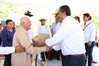 Adrian-Lopez-entrega-despensas-2