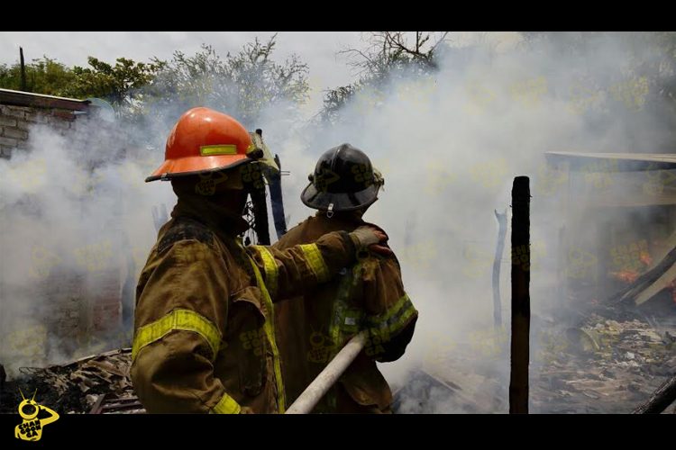 Bombero-resulta-intoxicado-en-incendio-de-un-domicilio-1