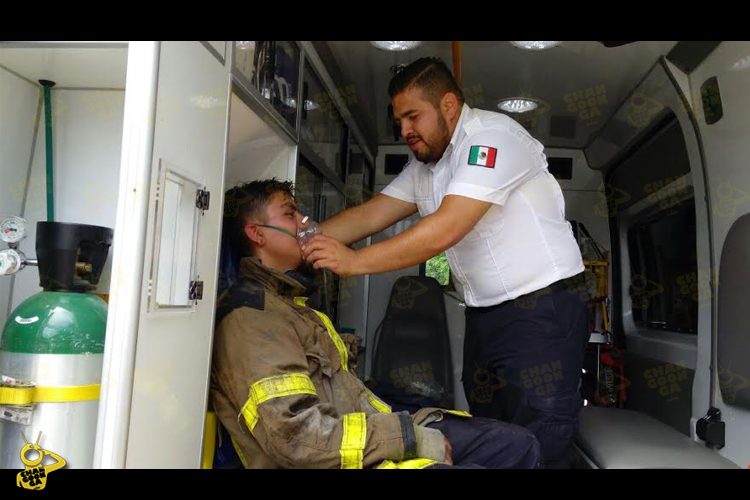 Bombero-resulta-intoxicado-en-incendio-de-un-domicilio-2