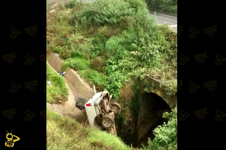 Camioneta-con-cortadores-de-aguacate-cae-a-un-barranco-en-Uruapan-3