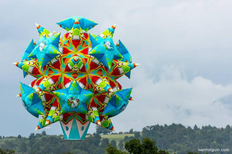 Globos-De-Cantoya-Embellecieron-El-Cielo-De-Pátzcuaro-2