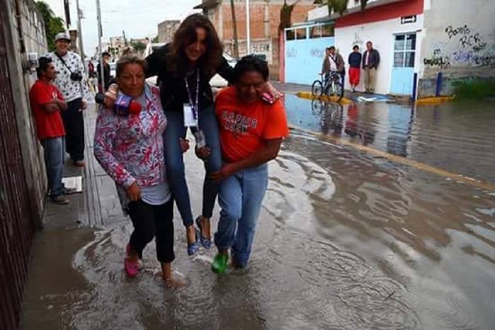 #LadyReportera Cubre Inundaciones en Puebla Pero la Gente La Carga Para Que No Se Moje-3