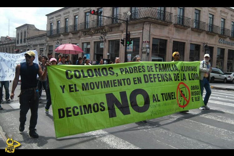 Marchan-Asociantes-En-Contra-De-La-Construcción-De-La-Loma-De-Santa-María-2