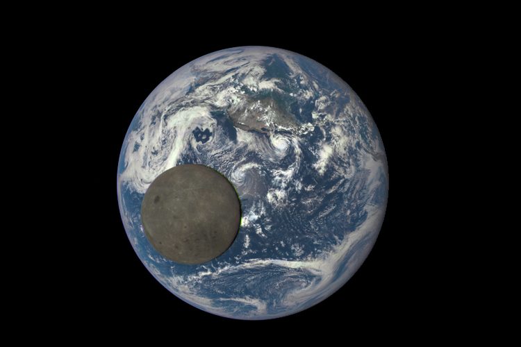 NASA-Capta-a-la-Luna-al-pasar-enfrente-de-La-Tierra