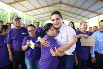 Silvano-Aureoles-abrazo-mujer