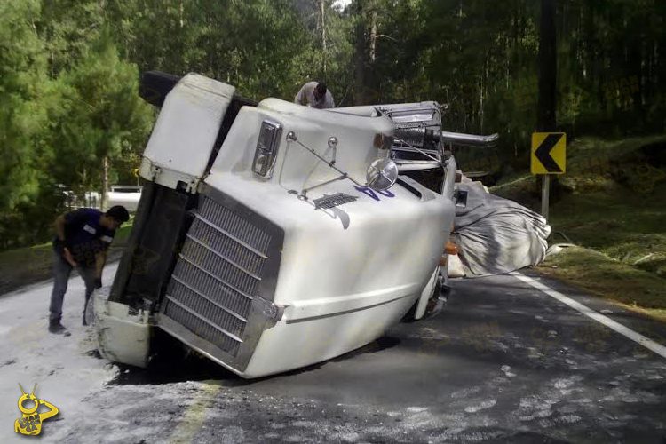 Tras-Impactante-Volcadura,-Trailero-Sobrevive-En-La-Morelia-Huajúmbaro