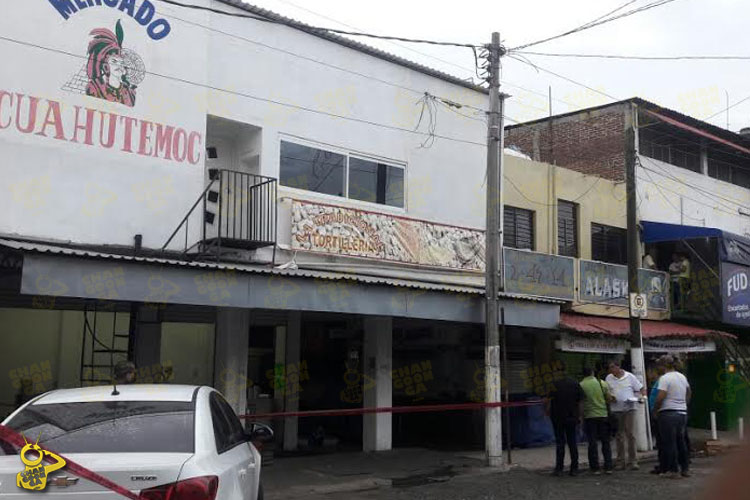 balean a hombre en mercado de lázaro cardenas