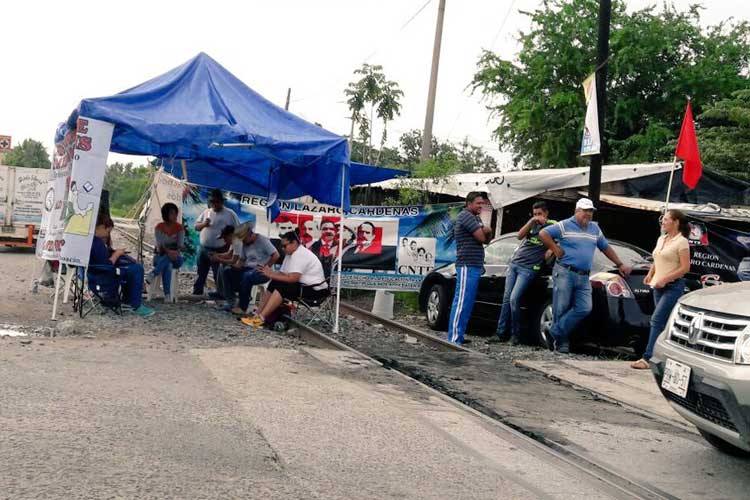 bloqueo-CNTE-vias-del-tren-Guacamayas-Lazaro-Cardenas