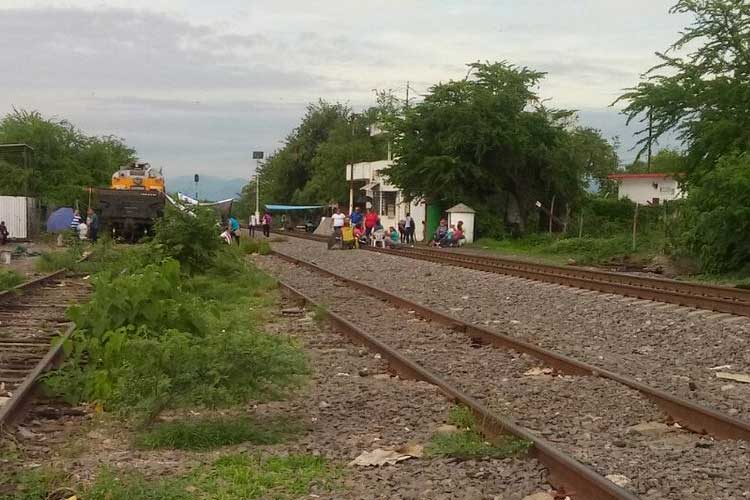 bloqueo-CNTE-vias-del-tren-Nueva-Italia