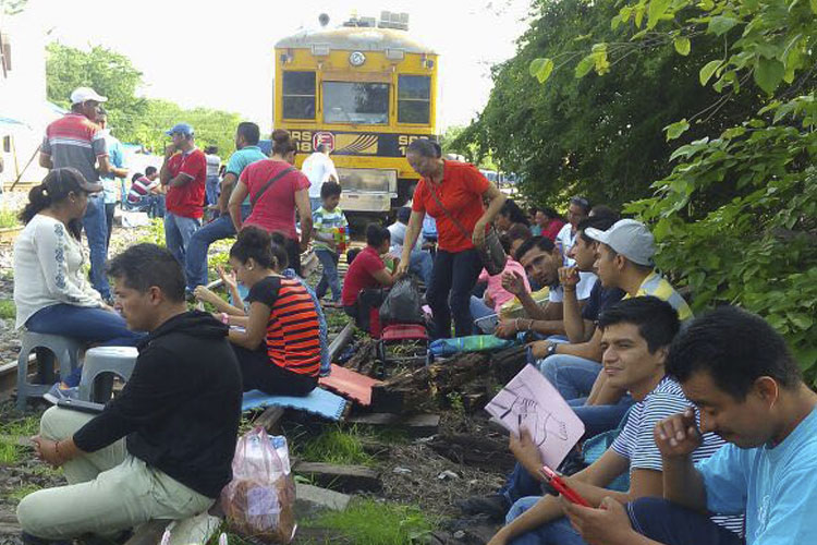 bloqueo-CNTE-vias-tren-Michoacan-2