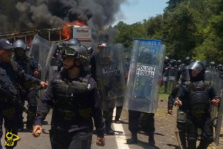 granaderos-camion-quemado-San-Juan-Tumbio-Michoacan-2