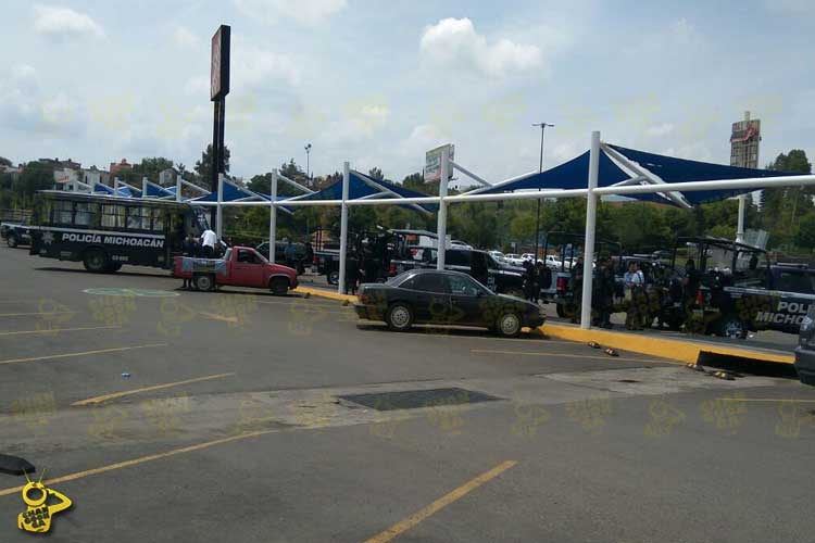 granaderos-policias-estacionamiento-Walmart-La-Huerta-Morelia