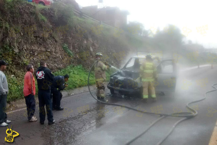 incendio-camioneta-carretera-Morelia-Mil-Cumbres