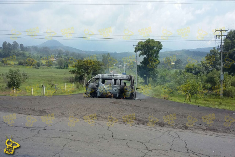 incendio-vehiculo-Zacapu-normalistas