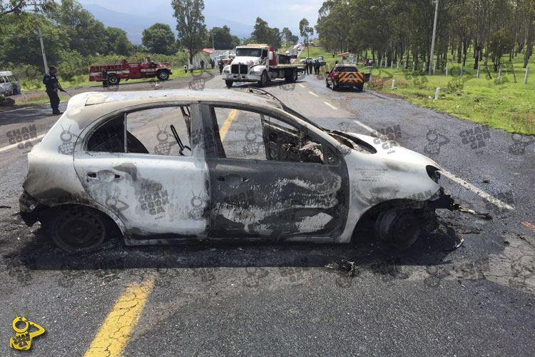 vehiculo-incendiado-normalistas-Zacapu-4